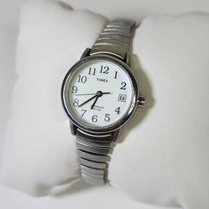 Timex Silver Analog Watch. Expandible Silver Band